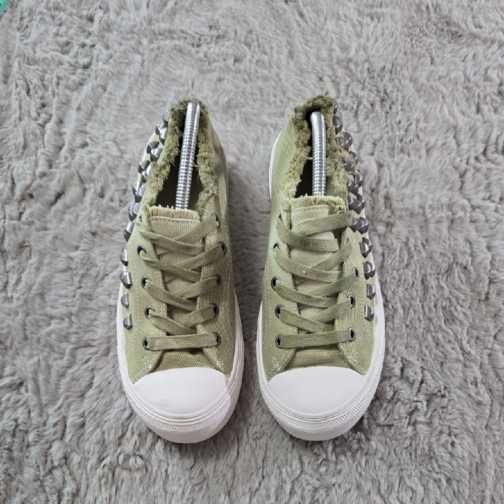 Steve Madden pistachio green Studded Sneakers - size 8.5